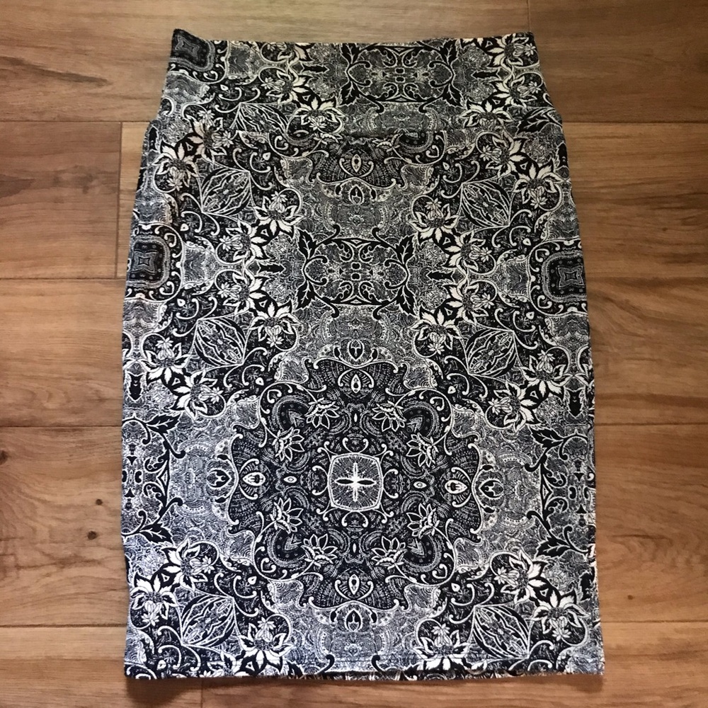 LuLaRoe  Cassie Black and Ivory Floral Print Pencil Skirt Size Medium